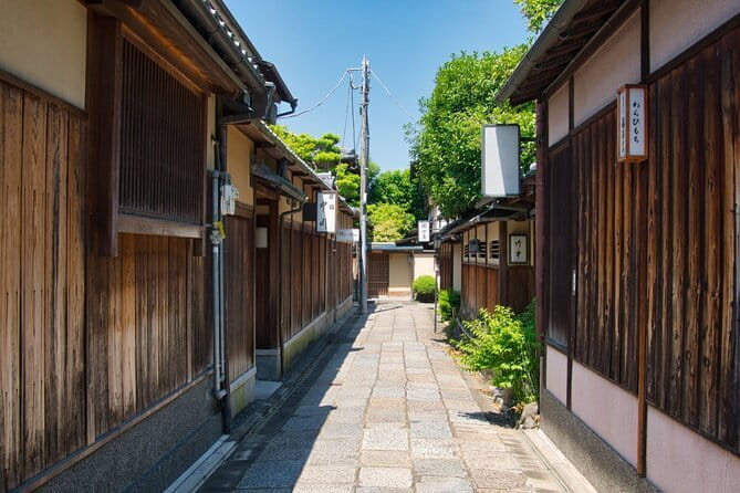 Kyoto Gion Walking Tour for First Time Visitors - Starting among Gion’s wooden streets