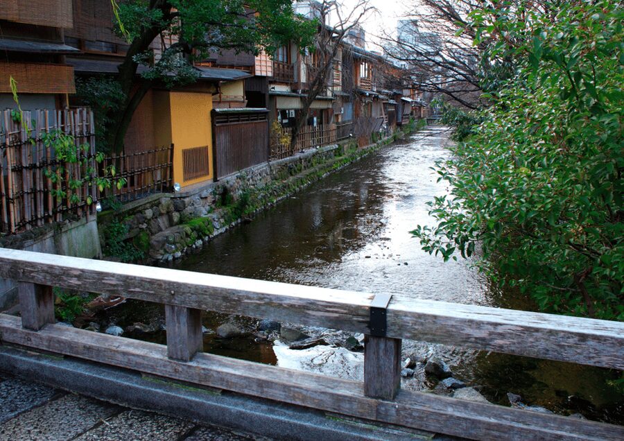 Kyoto: Gion Walking Tour, Geisha Show and Japanese Game - Starting above Gion Shijo Station