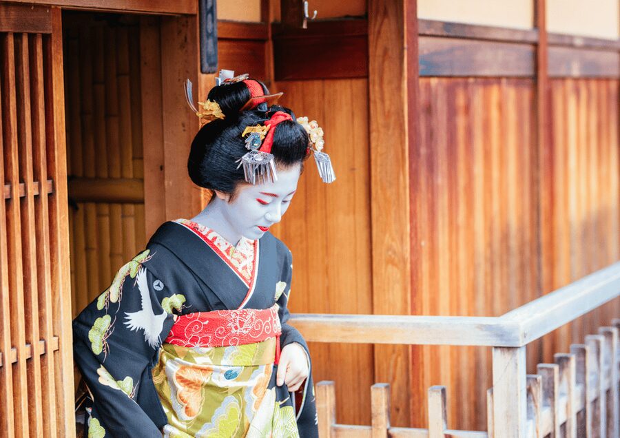 Kyoto: Gion Walking Tour, Geisha Show and Japanese Game - The second hour: a maiko dance and conversation