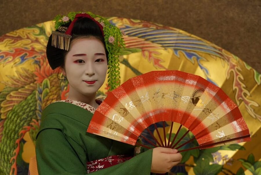 Kyoto: Gion Walking Tour, Geisha Show and Japanese Game - What the small group changes