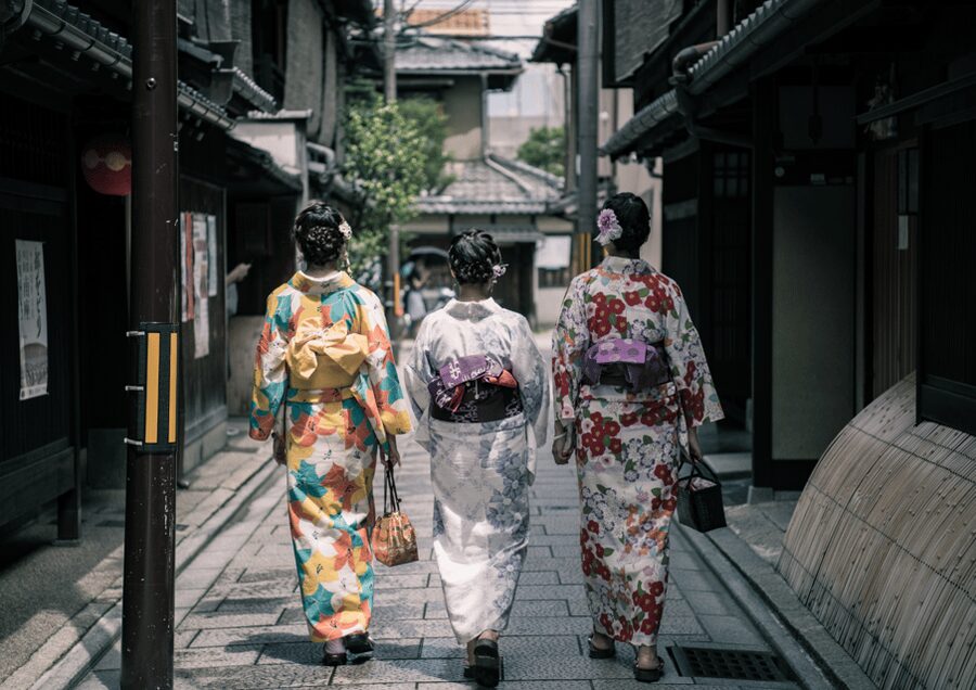Kyoto: Gion Walking Tour, Geisha Show and Japanese Game - The first hour: seeing Gion with context