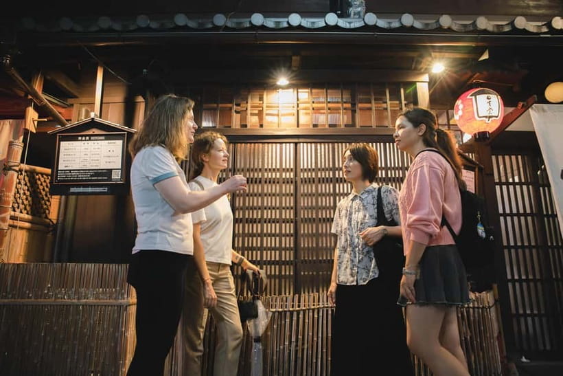 Kyoto: Gion World of the Geisha Guided Walking Tour - Yasaka Shrine gives the tour its first anchor