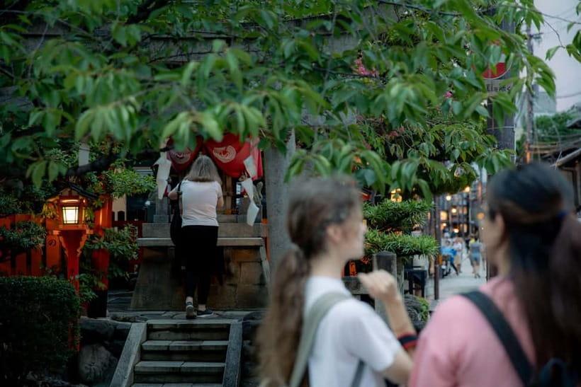 Kyoto: Gion World of the Geisha Guided Walking Tour - Gion’s lanes explain more than a photo can