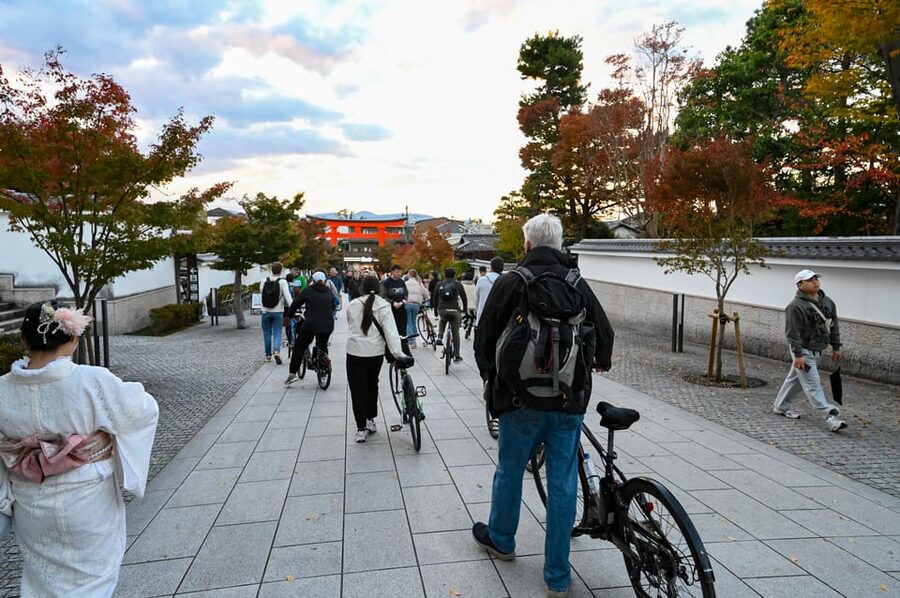 Kyoto: Half-day Guided Bike Tour with Fushimi Inari - Higashi-Honganji adds a different temple mood