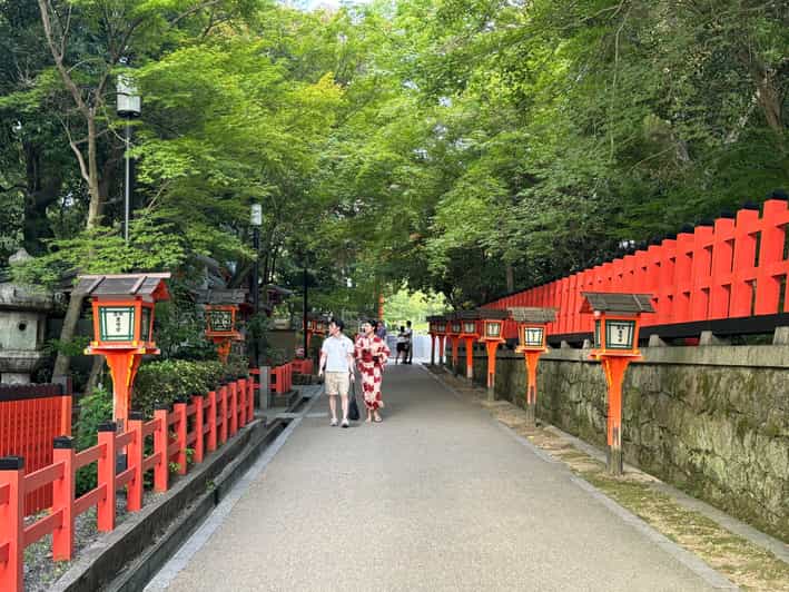 Kyoto: Half-Day Private Tour Gion Geisha District & Kiyomizu - Meeting your guide beside Pontocho Street