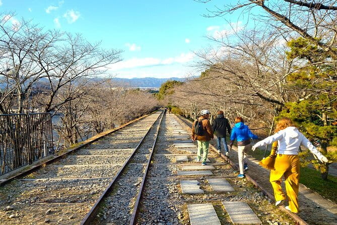 Kyoto: Higashiyama Slow Cycling Tour along the quiet waterfront - Shimogamo Shrine and the Tadasunomori forest