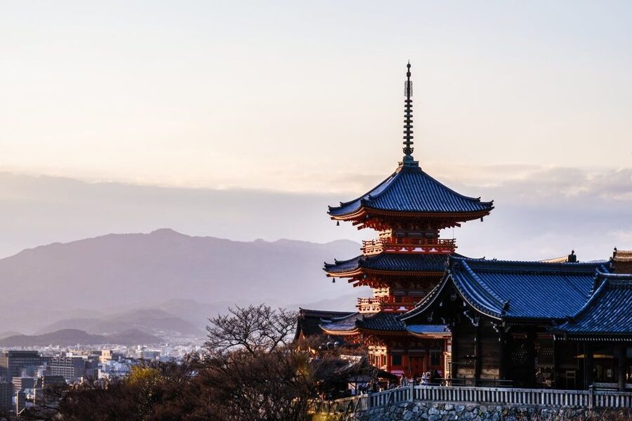 Kyoto: Historic Higashiyama Walking Tour - Fushimi Inari and the Senbon Torii