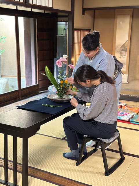 Kyoto: Ikebana (Japanese Flower Arrangement) - Photographing the finished work by the garden