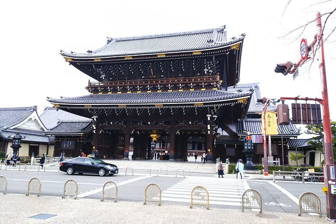 Kyoto Imperial Palace and Nijo Castle Walking Tour - Higashi Hongan-ji, a calm introduction to Kyoto Buddhism
