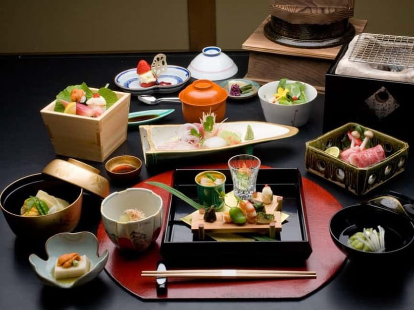 Kyoto: Kaiseki Reservation at Hanasaki Manjiro - Entering a 120-year-old machiya near Kodaiji