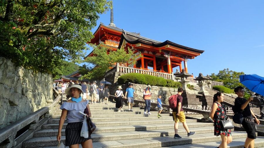 Kyoto: Kiyomizudera, Higashiyama and Yasaka Discovery Tour - Pace, clothing, and who should skip it