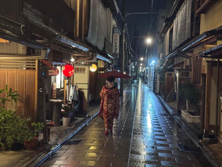 Kyoto Magic Night Walk: Gion & Fushimi Inari(Private Option) - Meeting your guide at the Statue of Izumo-no-Okuni
