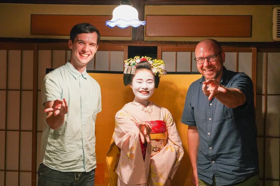 Kyoto: Maiko Dinner in Traditional Restaurant and Tour - Meeting the maiko: dance, questions, and games