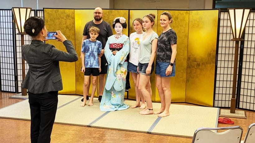 Kyoto: Meet-and-Greet, Maiko Show and Experience - Browse Japanese crafts after the show
