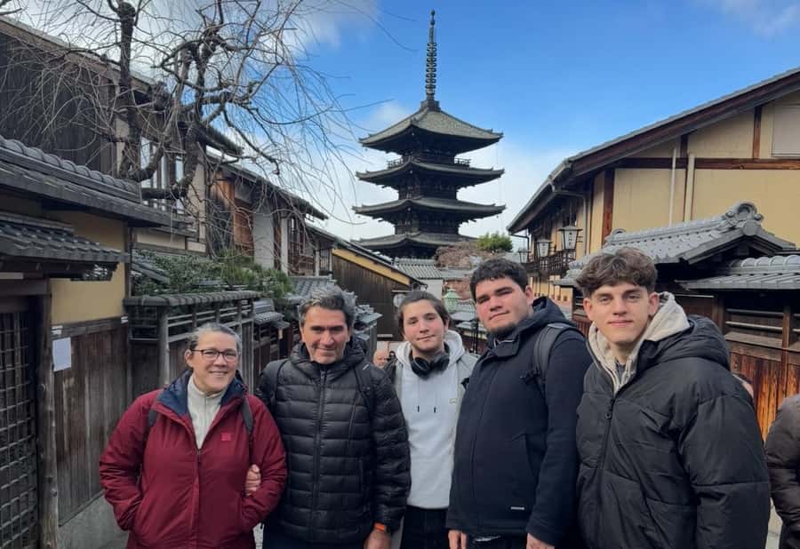 Kyoto Morning Highlights Tour: Fushimi, Kiyomizu-dera & Gion - What the guide adds to the morning