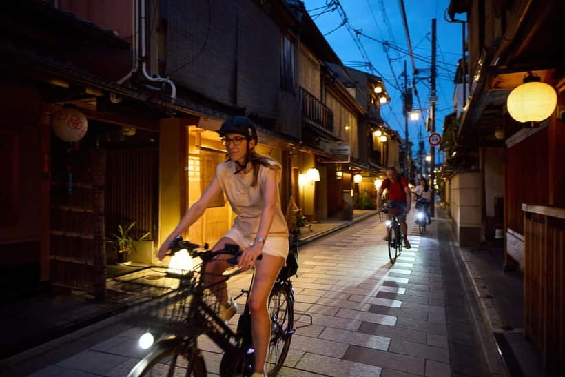 Kyoto: Night E-Bike Tour Hidden Gems & Backstreets - Starting in Gion with a group of six