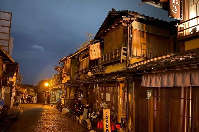 Kyoto night walk tour (Gion district) - Quiet walls and the rules of Gion
