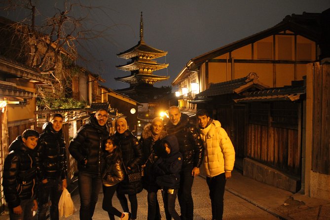 Kyoto night walk tour (Gion district) - Yasaka Shrine, a useful first stop