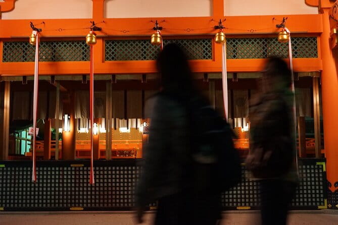 Kyoto Night Walking Guided Tour at Fushimi Inari Shrine - Why 7 pm works so well at Fushimi Inari
