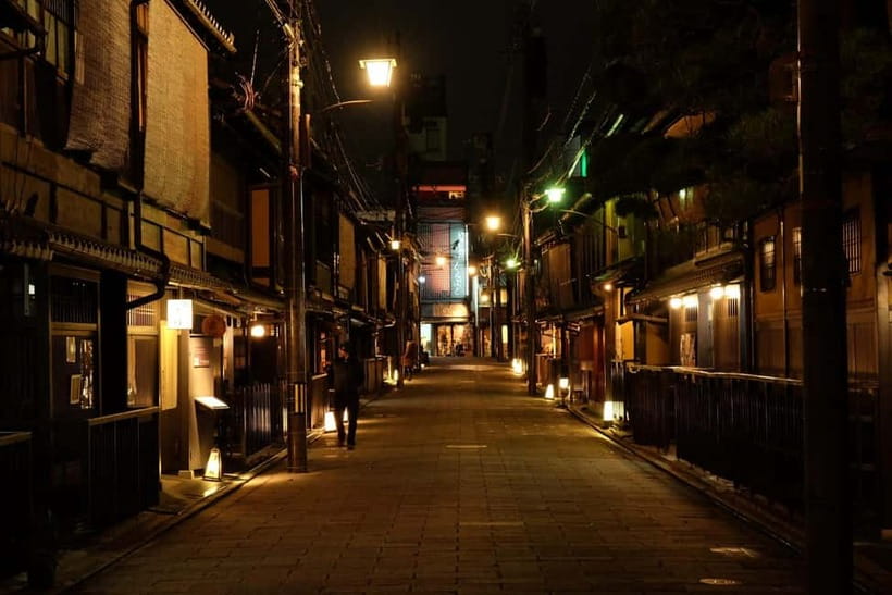 Kyoto: Night Walking Tour with Geisha Traditions - What the tea-house stop really means