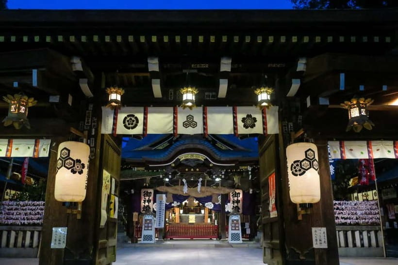 Kyoto: Night Walking Tour with Geisha Traditions - Following the geisha trail through Gion