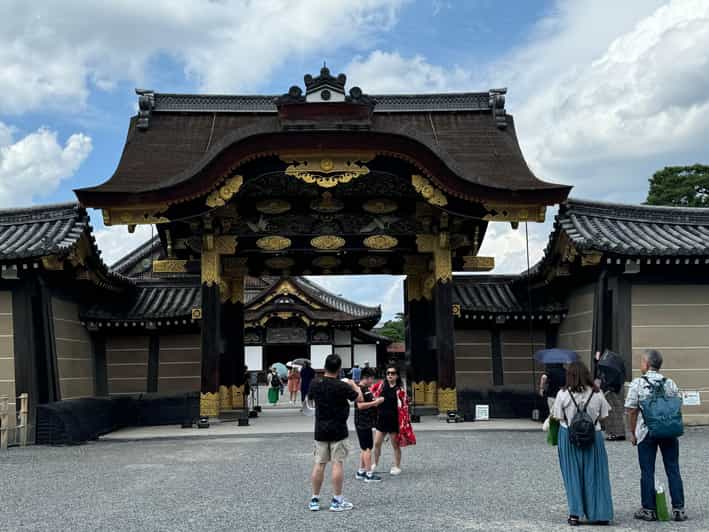 Kyoto: Nijo Castle & Gardens 2-Hour Guided Tour - First views of the castle and its grand architecture
