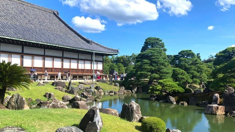 Kyoto: Nijo Castle World Heritage Guided Tour with Admission - Entering a palace built to intimidate