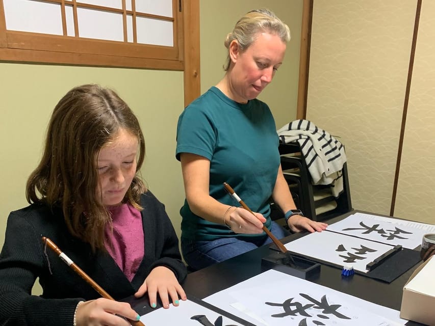 Kyoto Ninenzaka : Japanese Calligraphy Class in Townhouse - What happens in the first few minutes