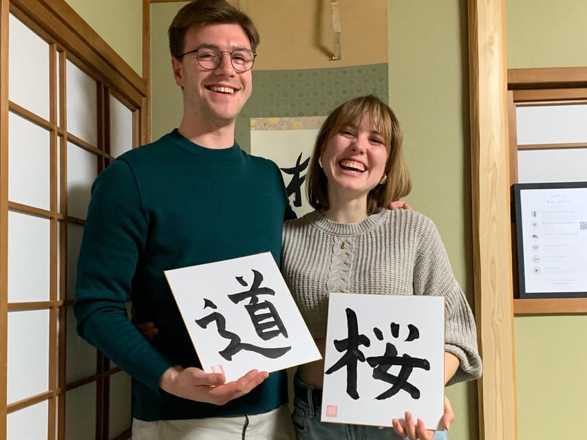 Kyoto Ninenzaka : Japanese Calligraphy Class in Townhouse - Preparing the paper as part of the practice