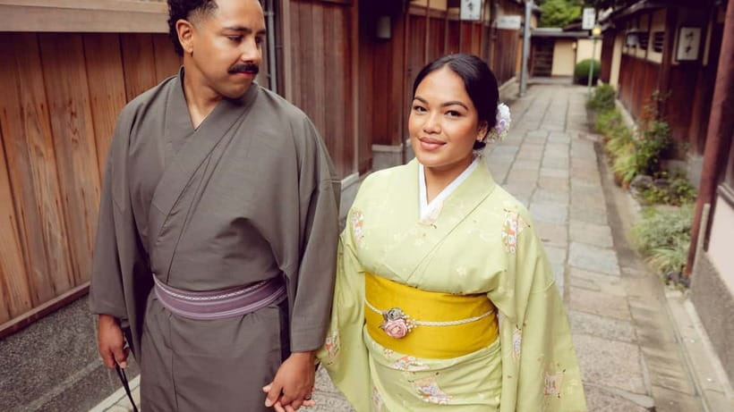 Kyoto Photo Memories - Private - Meeting at Yasaka Shrine’s west gate