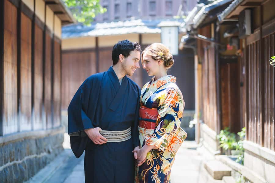 Kyoto: Photoshoot in a Machiya(Townhouse) in Kimono - Learning to pose in traditional clothing