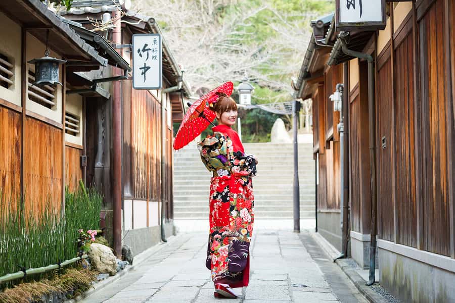 Kyoto: Premium Kimono Rental for 1 day to stroll around - Choosing between furisode and montsuki hakama