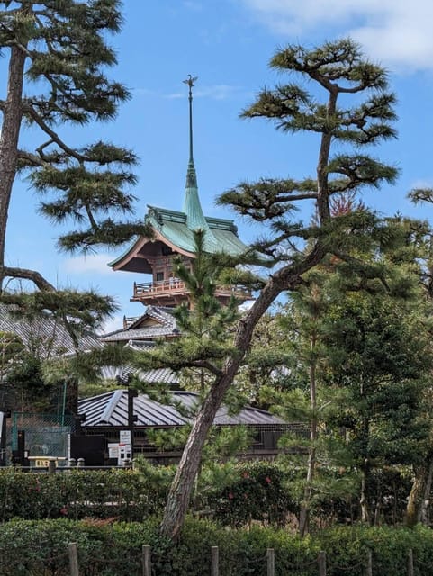 Kyoto: Private 2.5 Hour Historical Walking Tour - Approaching Kiyomizu-dera through eastern Kyoto