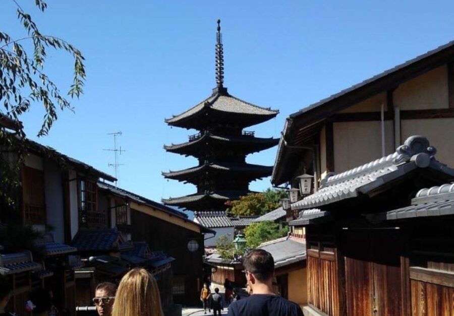 Kyoto: Private 2.5 Hour Historical Walking Tour - Meeting at Yasaka Shrine’s red west gate