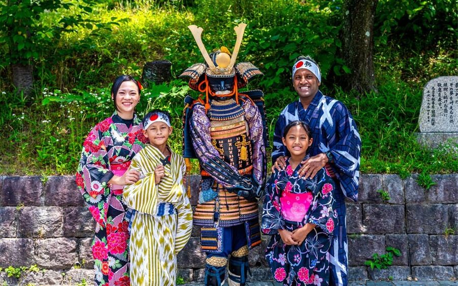 Kyoto: Private Gion District Photoshoot Experience - How the photographers help you look natural