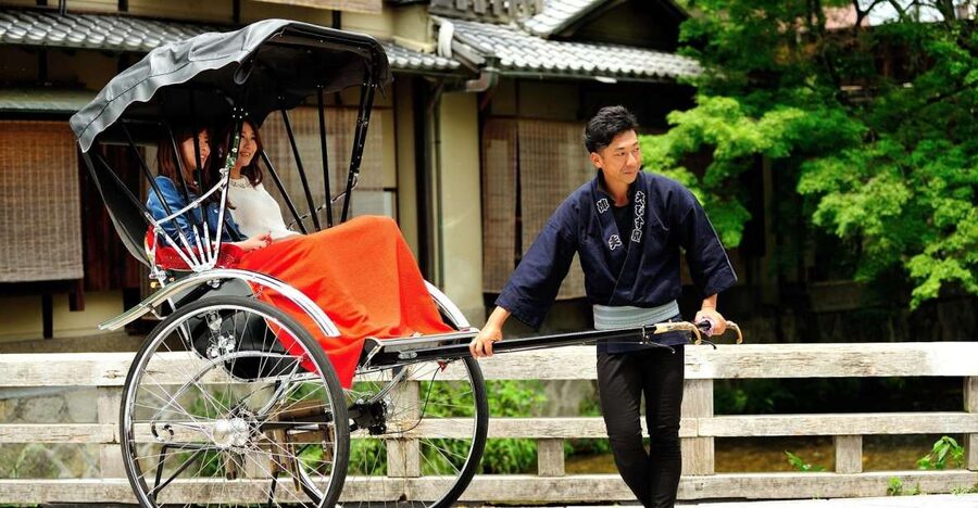 Kyoto: Private Rickshaw Tour of Gion and Higashiyama Area - Higashiyama’s wooden lanes and traditional shops