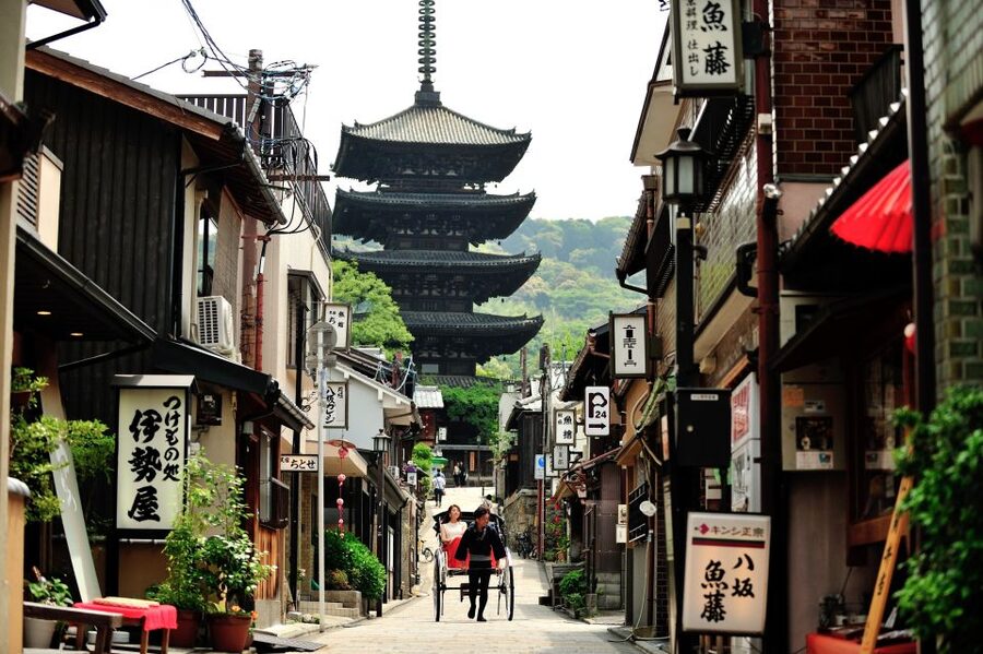 Kyoto: Private Rickshaw Tour of Gion and Higashiyama Area - Gion and Kyoto’s geisha district