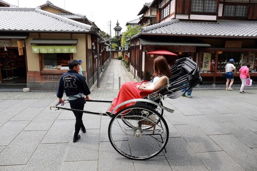 Kyoto: Private Rickshaw Tour of Gion and Higashiyama Area - What the private rickshaw ride feels like