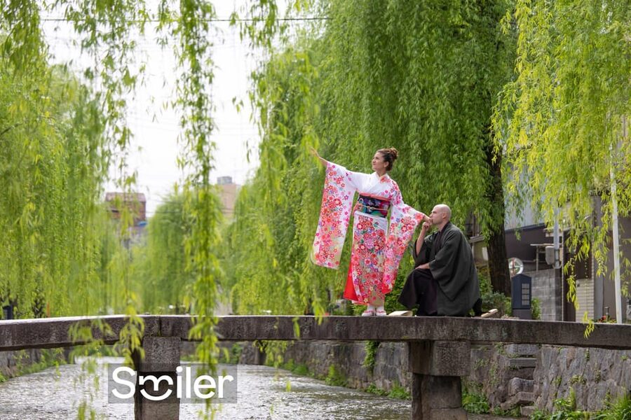 Kyoto: Private romantic photoshoot for couples - Meeting at KéFU Stand in Yasaka