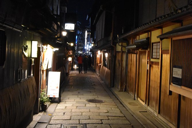 Kyoto’s Exclusive Private Gourmet Night with Local - Walking Gion after the lanterns come on