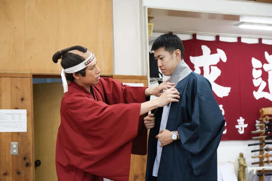 Kyoto : Samurai Sword Experience at Myokaku-ji Temple - Entering the main hall and viewing Houshien