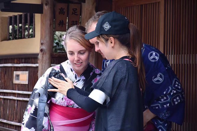 [Kyoto Street Shot] Recording every wonderful moment of travel with shutter (free kimono experience) - What the $235.33 group price really covers