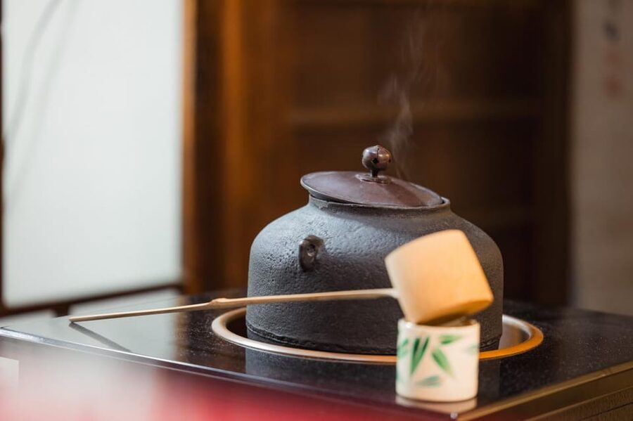 Kyoto: Table-Style Tea Ceremony at a Kyo-Machiya - Watching the formal tea service