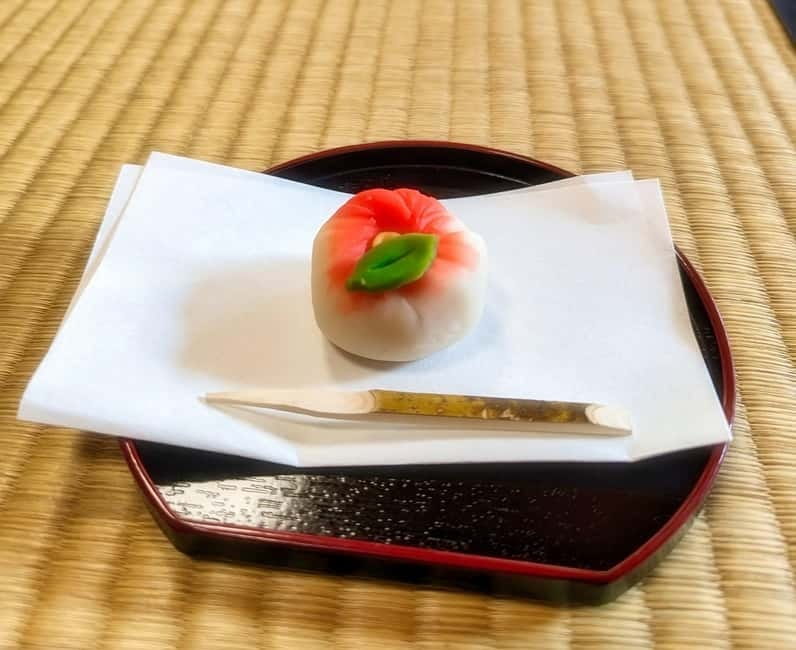 Kyoto: Tea Ceremony in a Traditional Tea House in Kiyomizu - Making your own bowl of matcha