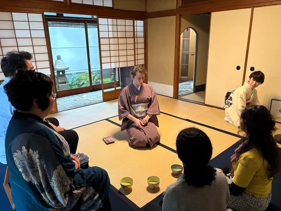 Kyoto: Tea Ceremony, in traditional Japan house (ENG/ES/NLD) - Whisking your own bowl of matcha
