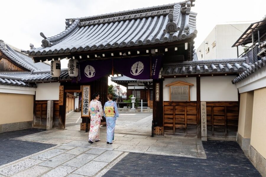 Kyoto: Tea Ceremony Ju-An at Jotokuji Temple - Drinking matcha and tasting sweets