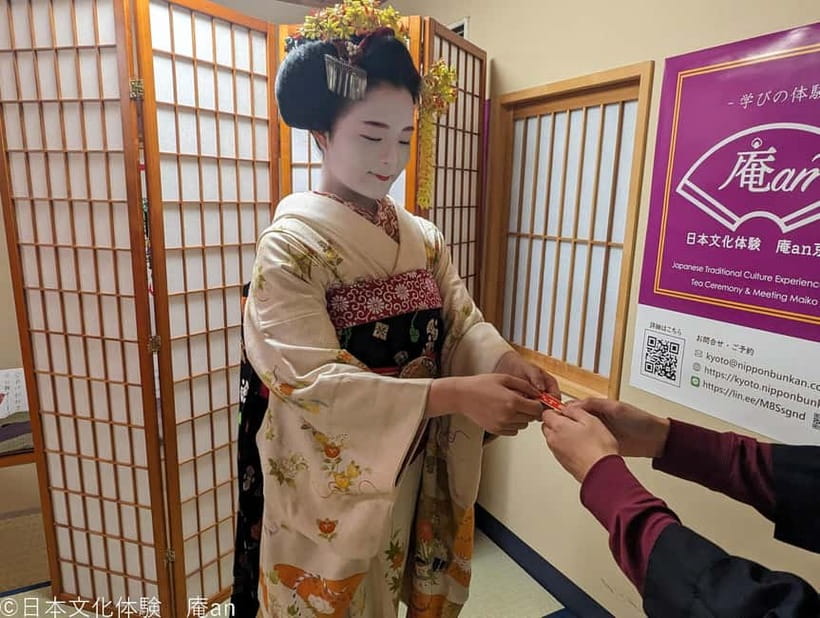 Kyoto: Tea Ceremony with Maiko - Meeting a maiko near Gojo Station