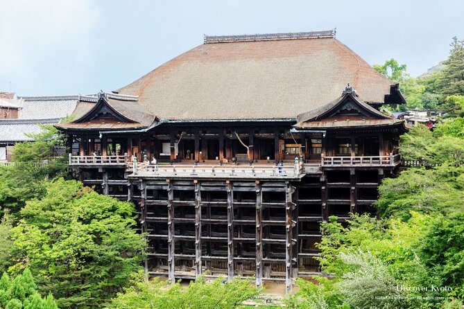 Kyoto tour with English Speaking Chauffeur - Gion shows Kyoto’s old wooden streets
