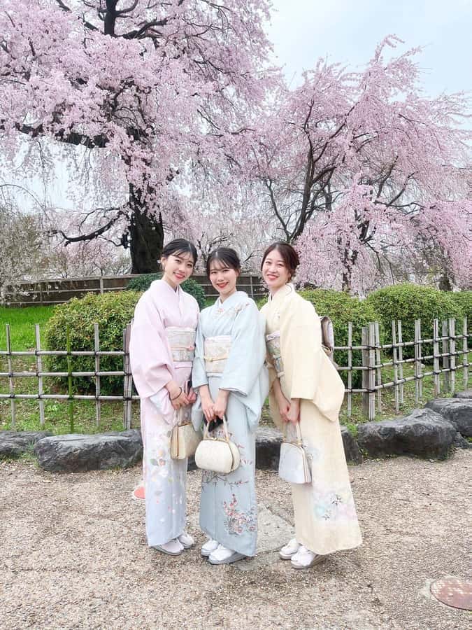 Kyoto: Traditional Kimono Rental with Seasonal Kimono - Choosing your kimono in Kyoto