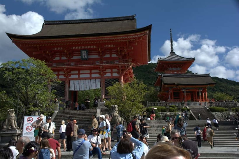 Kyoto: Walking tour Kiyomizu, Geisha District with a Local - A guide who makes questions part of the tour